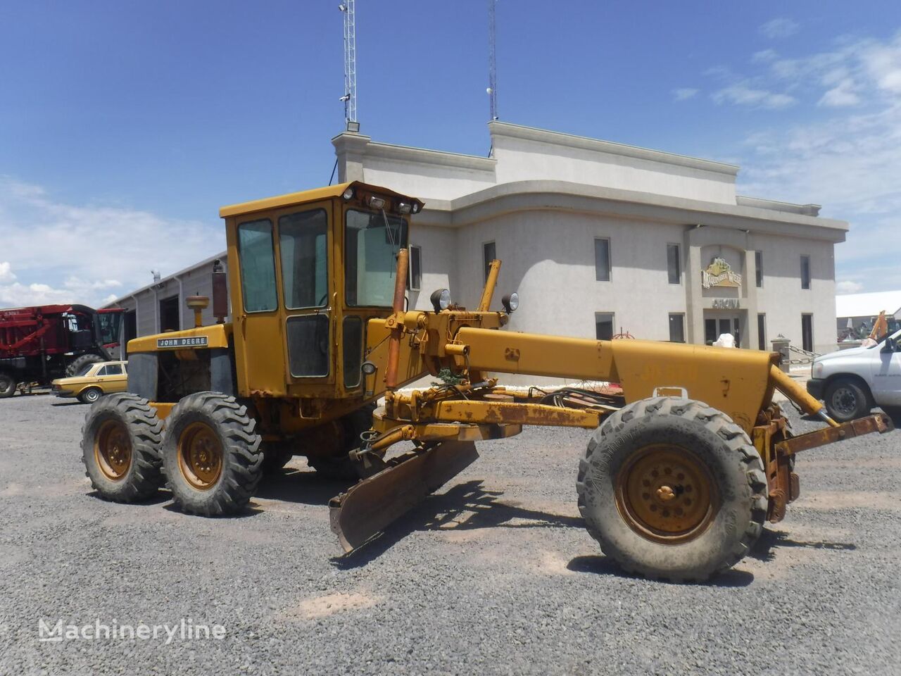 грейдер John Deere 570